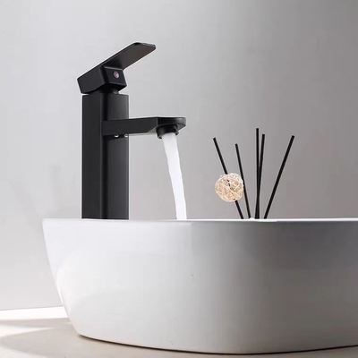 Кран раковины гостиницы Faucet Bathroom нержавеющей стали держателя 304 палубы квадратный